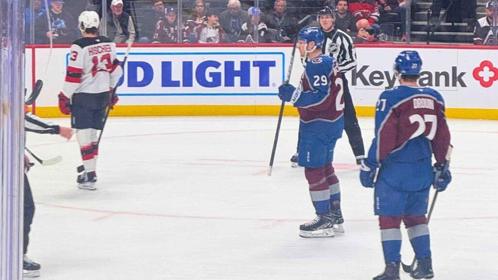 nathan mackinnon en partido contra New Jersey Devils
